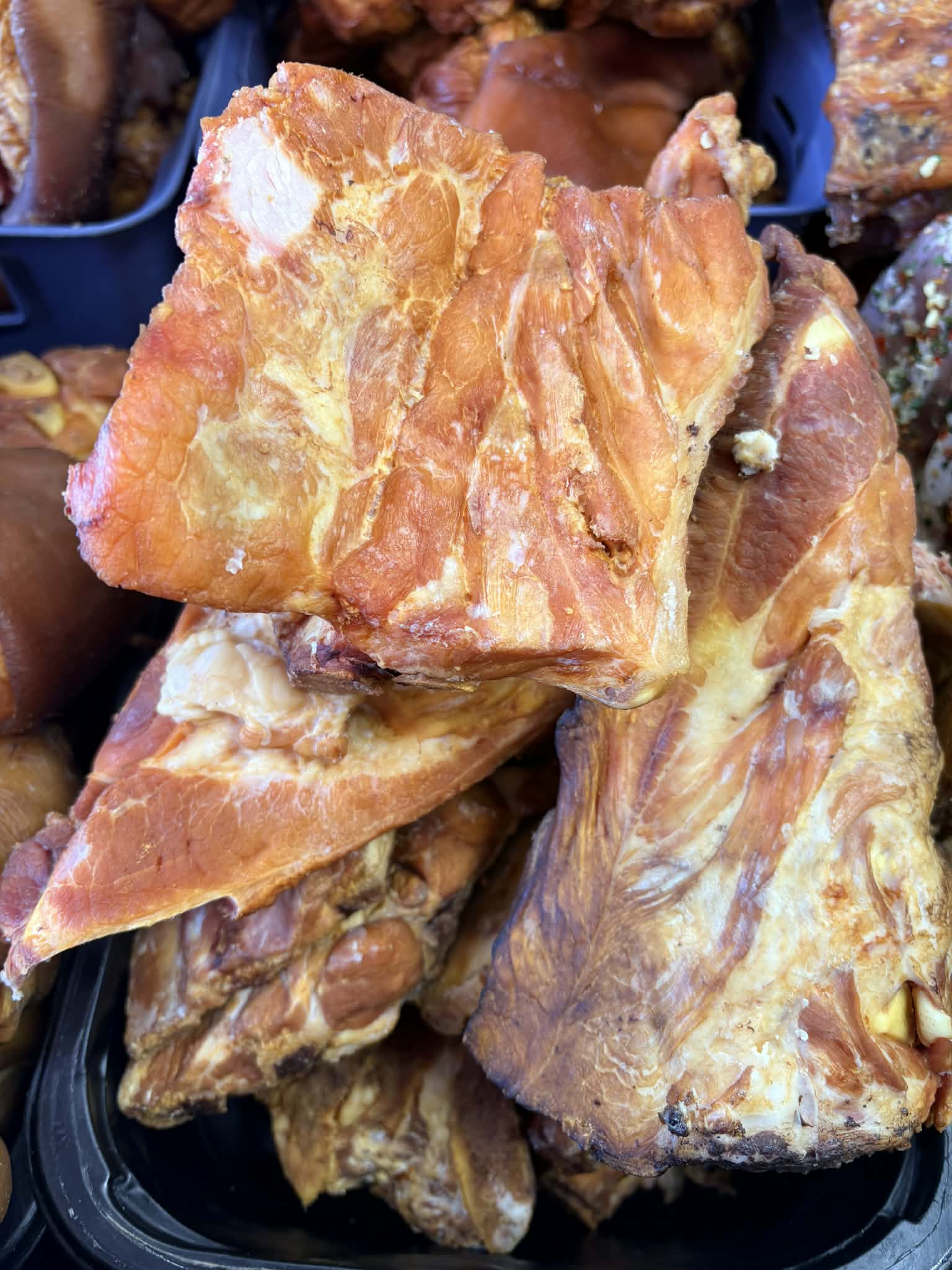 Karšto rūkymo kiaulienos kauliukai